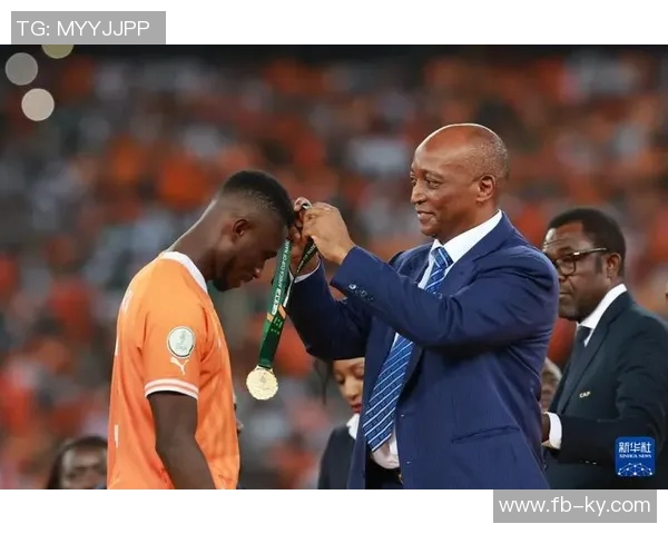 姆巴佩亲临非洲足球盛宴与非洲足联主席莫特塞佩同框合影留念