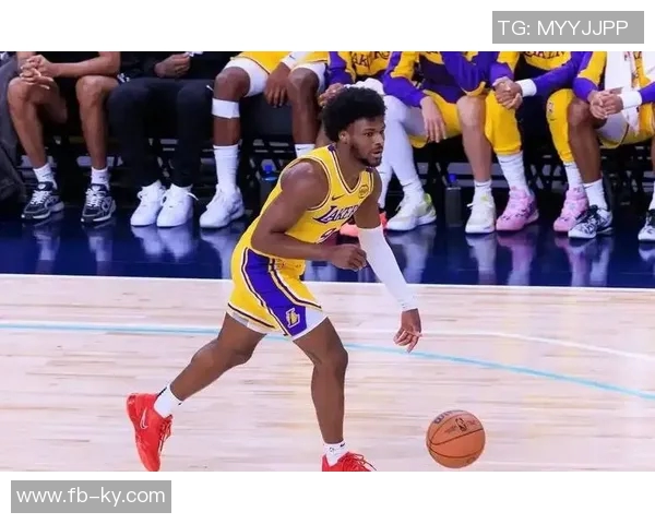 夸梅直言布朗尼一年无进步威少积极跑动更具价值